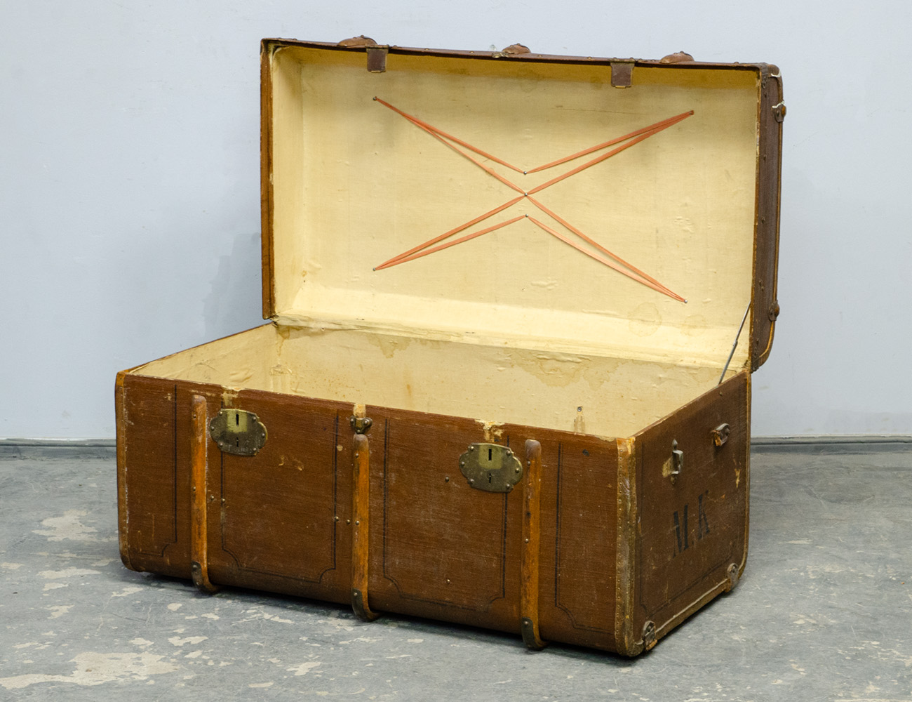 Старинный каретный сундук