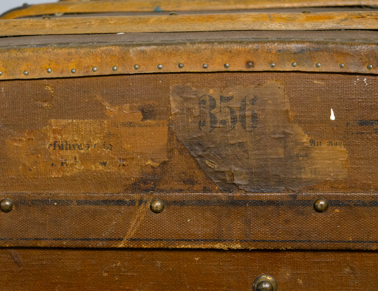 Старинный каретный сундук