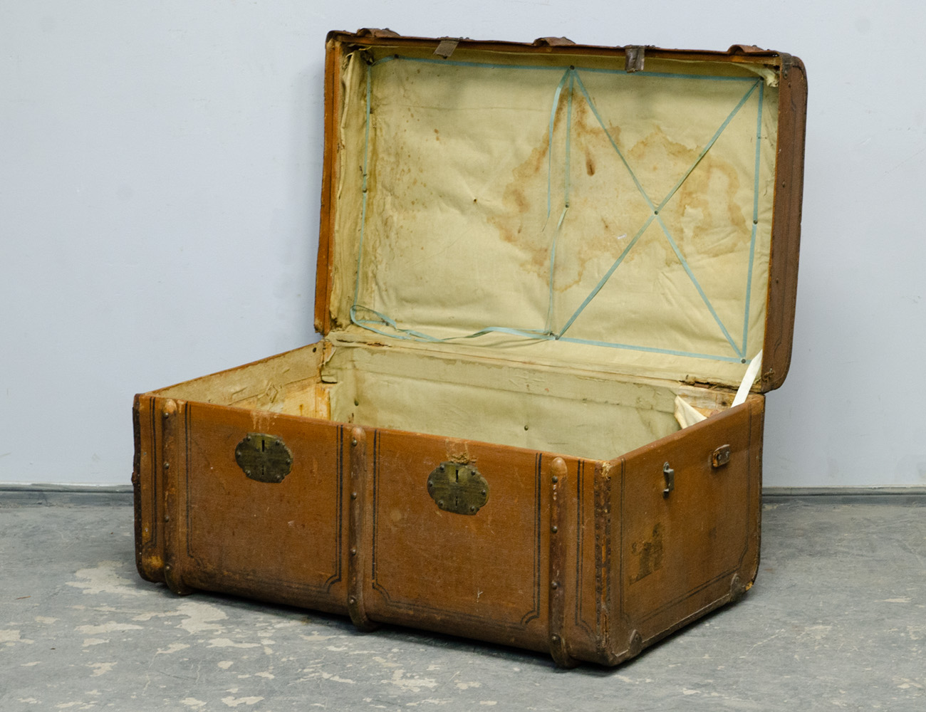 Старинный каретный сундук