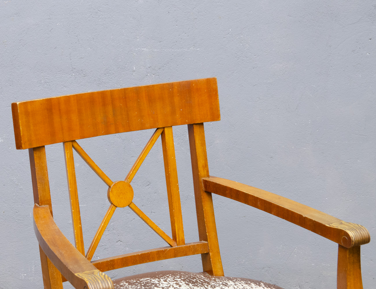 Старинное кресло красного дерева