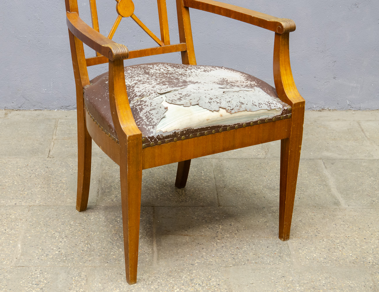 Старинное кресло красного дерева