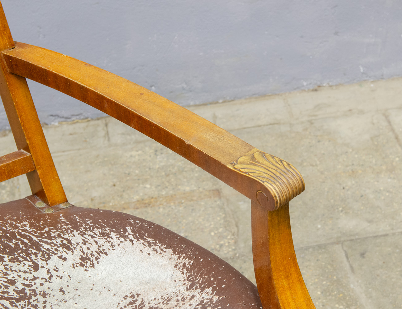 Старинное кресло красного дерева