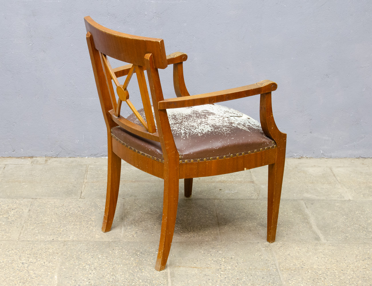 Старинное кресло красного дерева