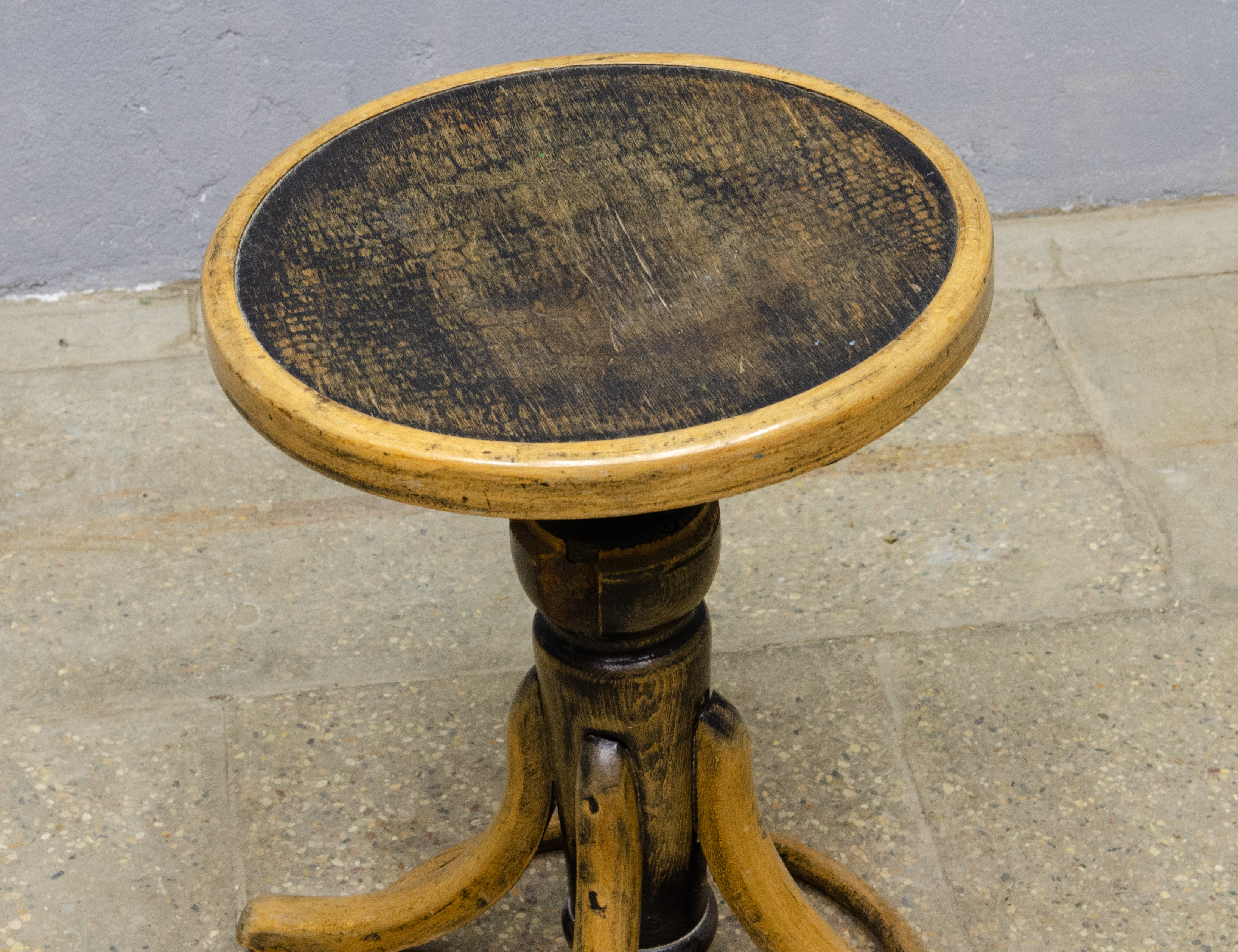 Старинный винтовой табурет