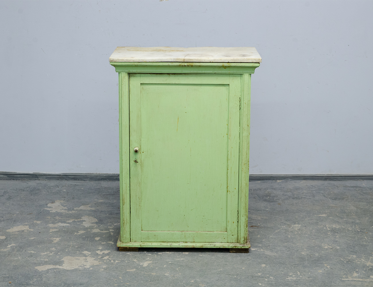 Старинная тумба с мрамором