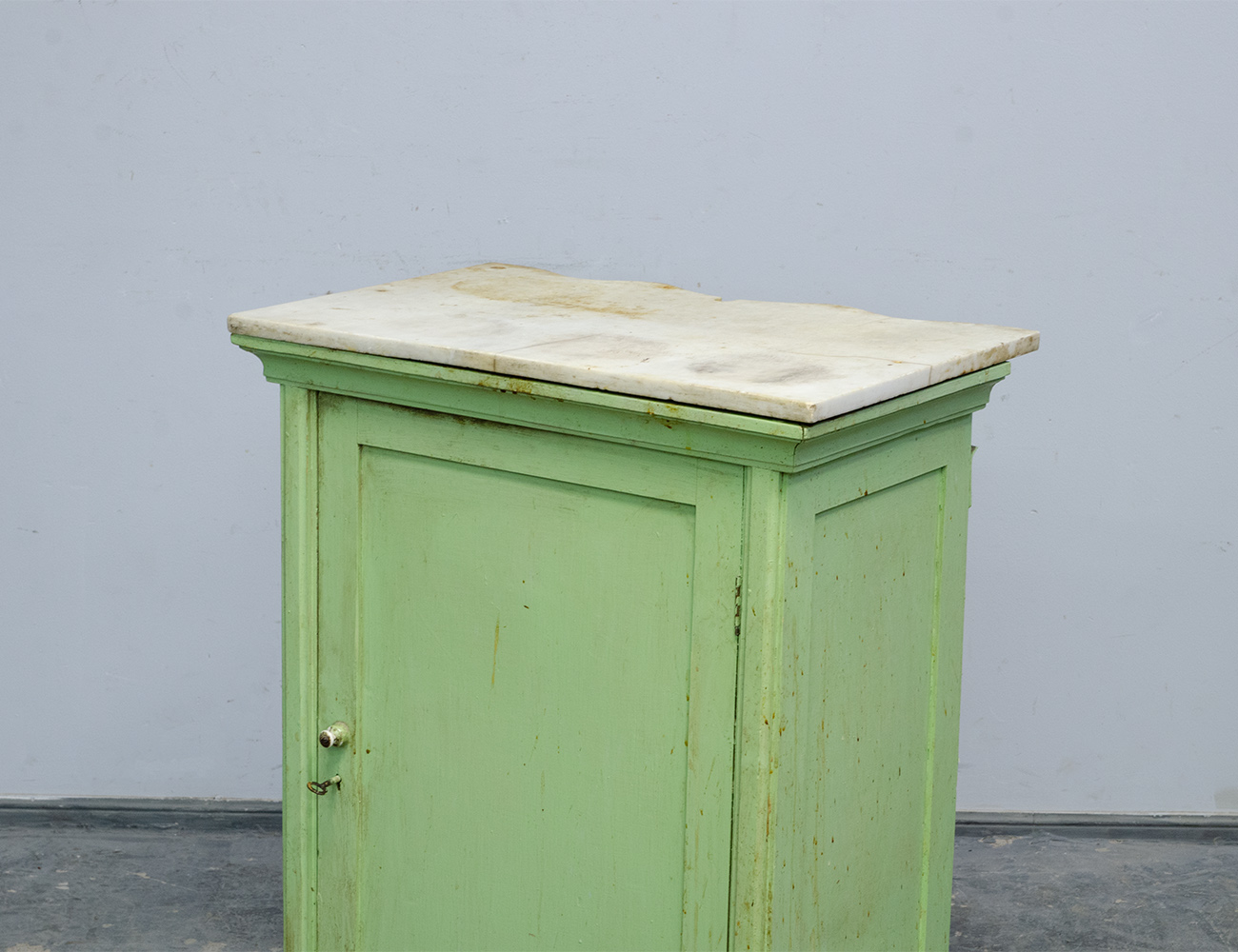 Старинная тумба с мрамором