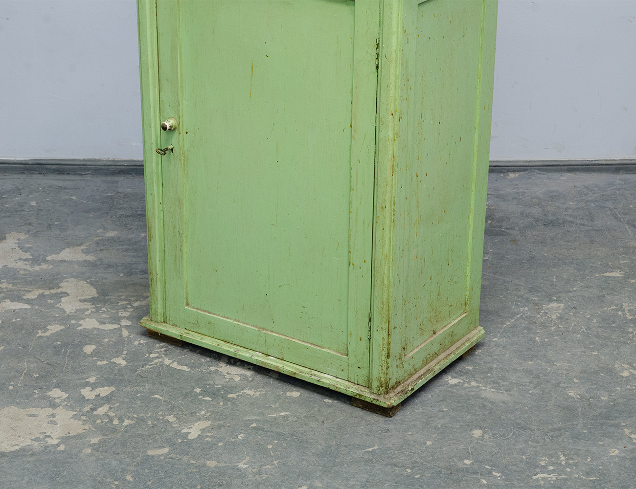 Старинная тумба с мрамором