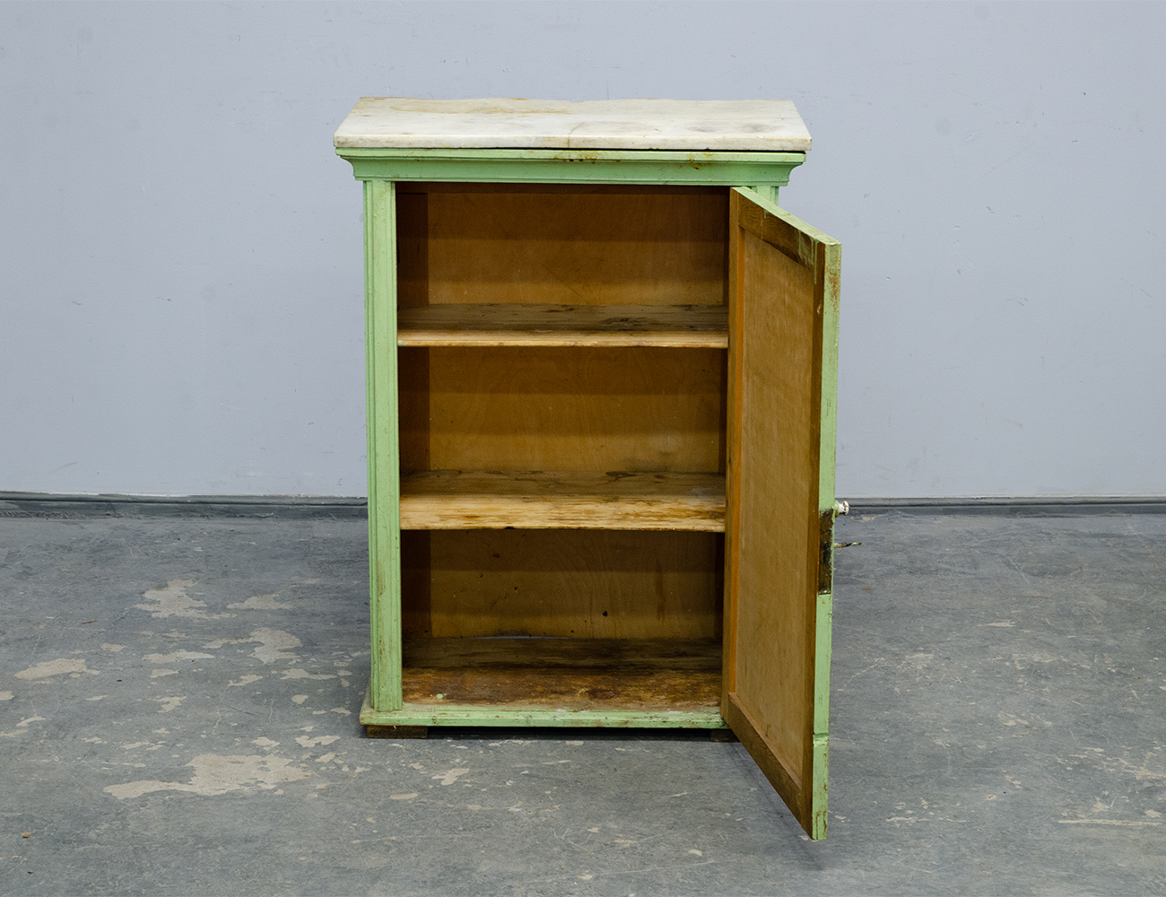 Старинная тумба с мрамором