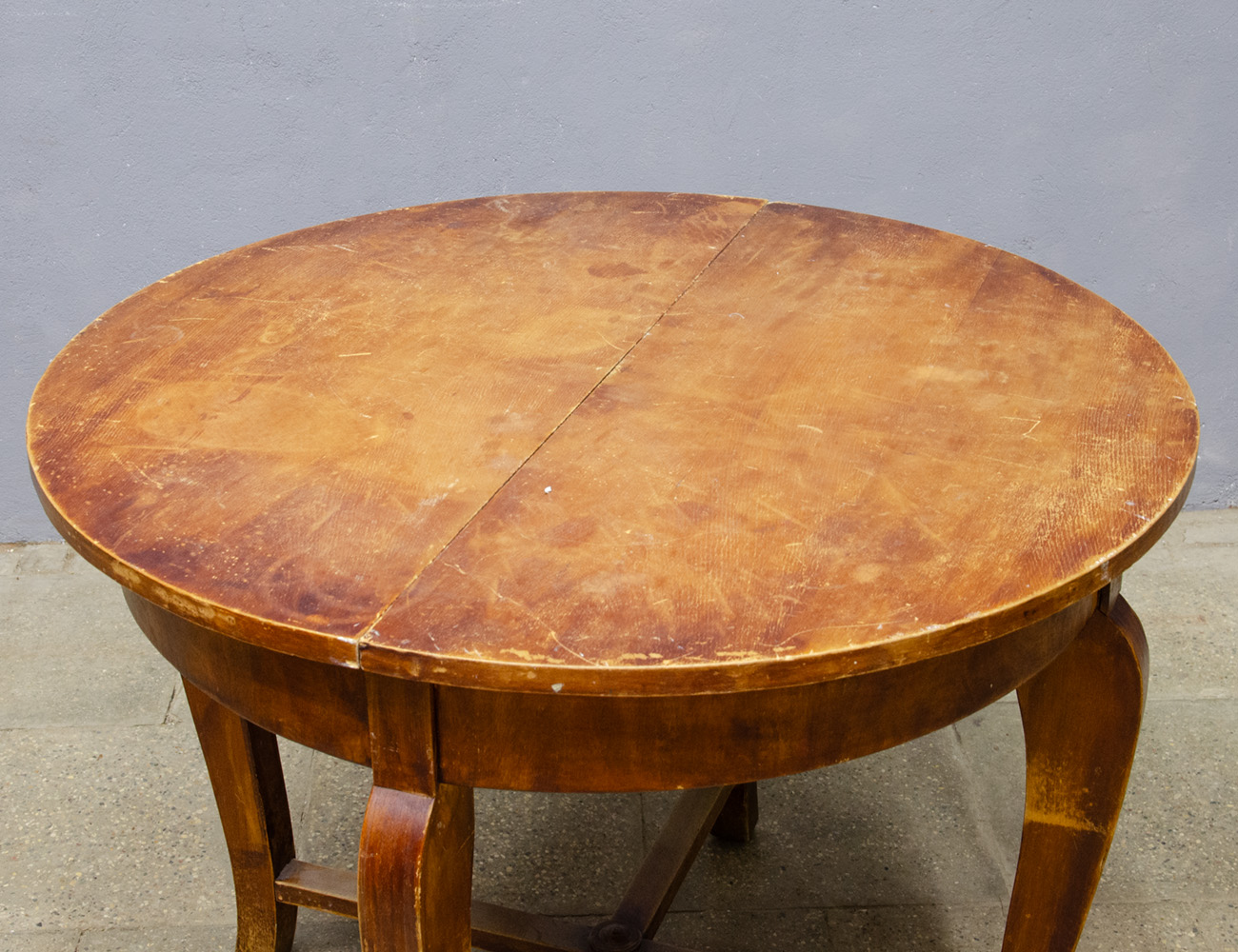 Старинный круглый обеденный стол