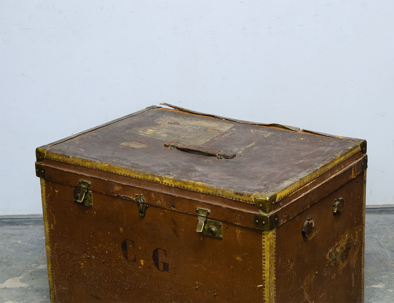 Старинный каретный сундук