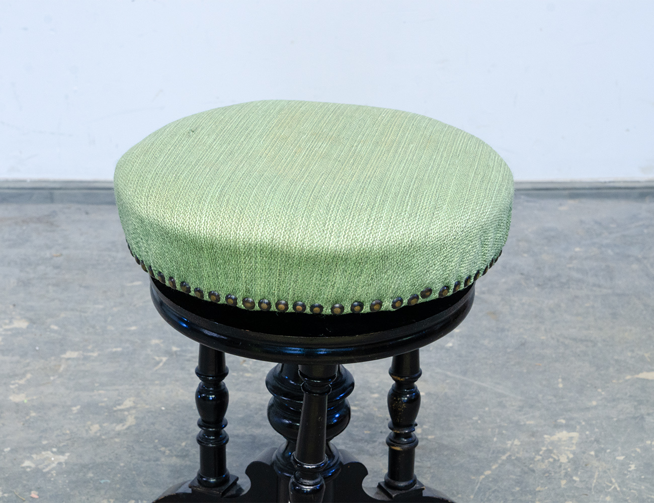 Старинный винтовой табурет 19 века