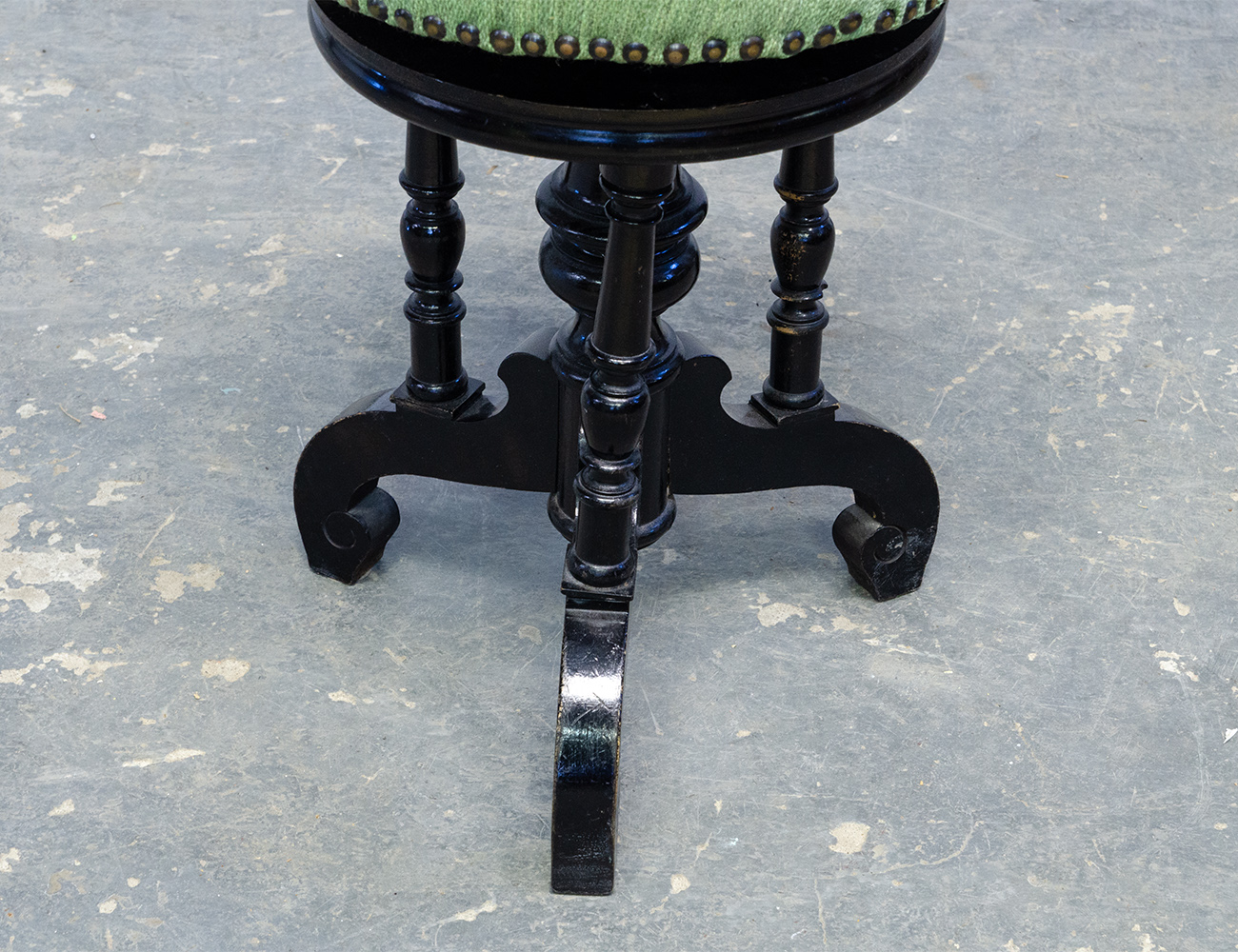 Старинный винтовой табурет 19 века