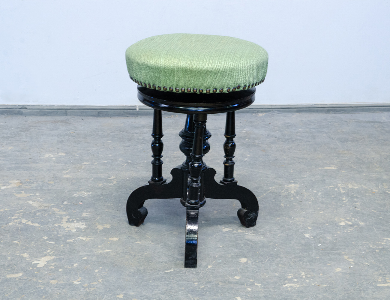 Старинный винтовой табурет 19 века