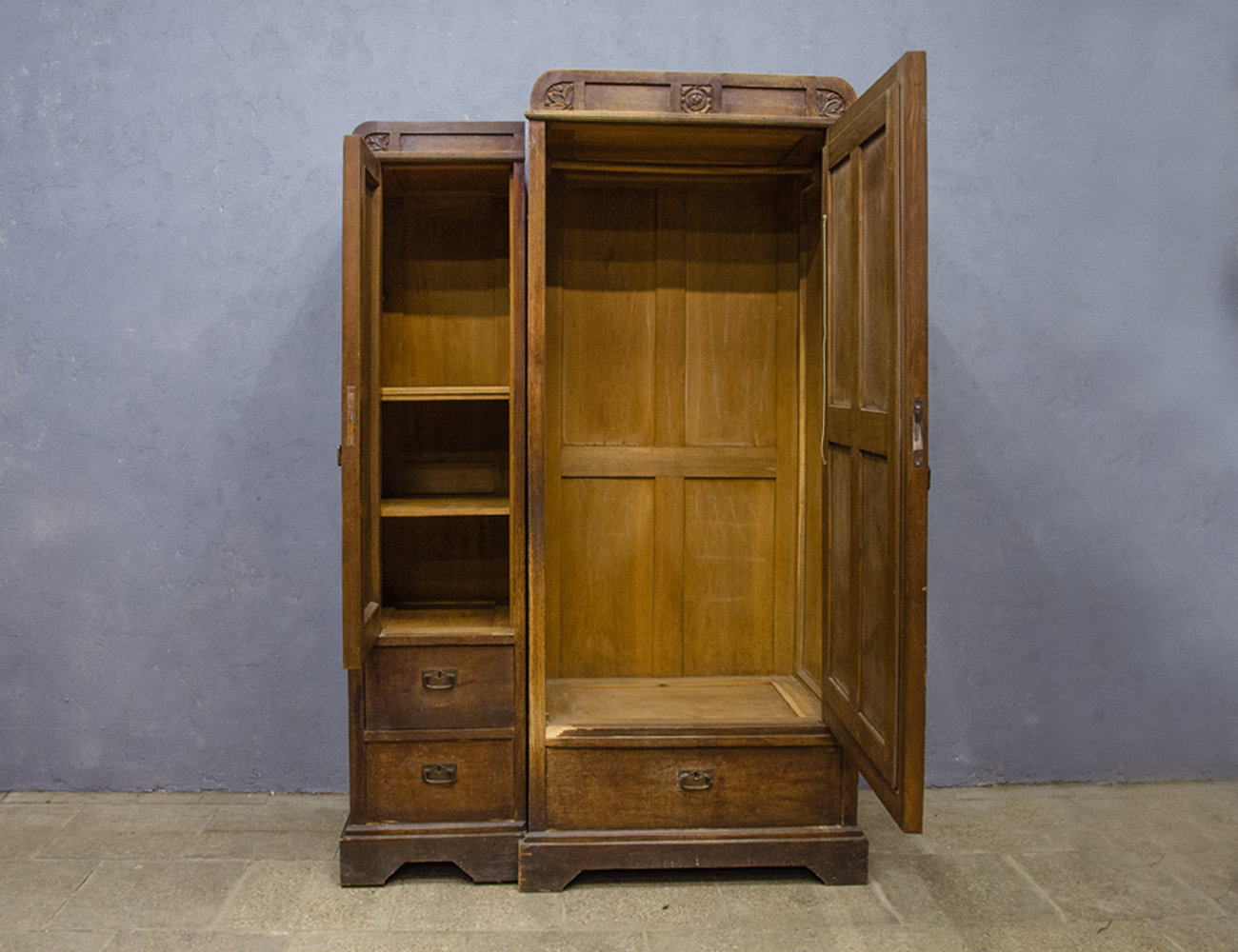 Антикварный платяной шкаф в стиле модерн