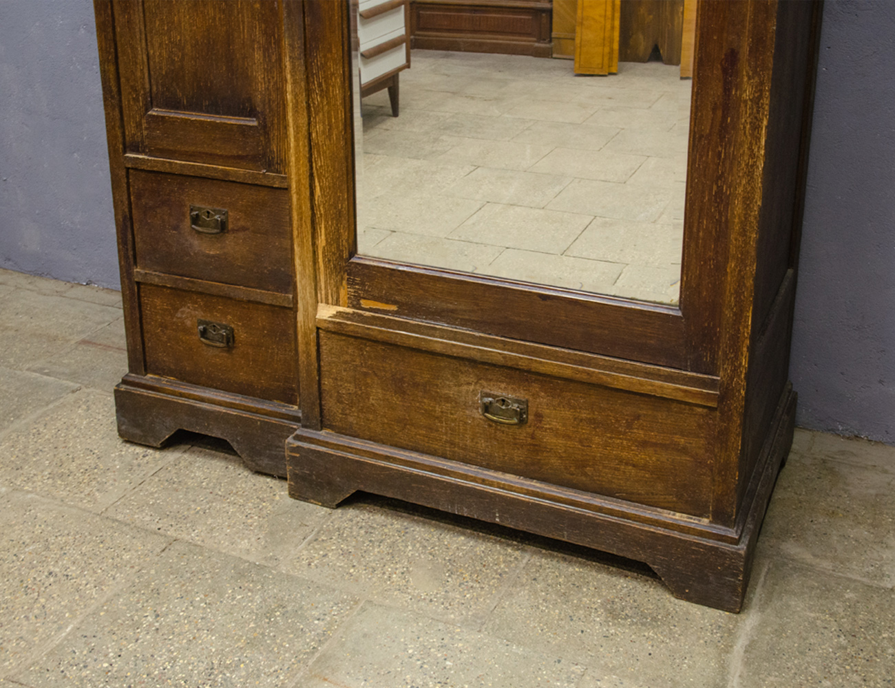 Антикварный платяной шкаф в стиле модерн