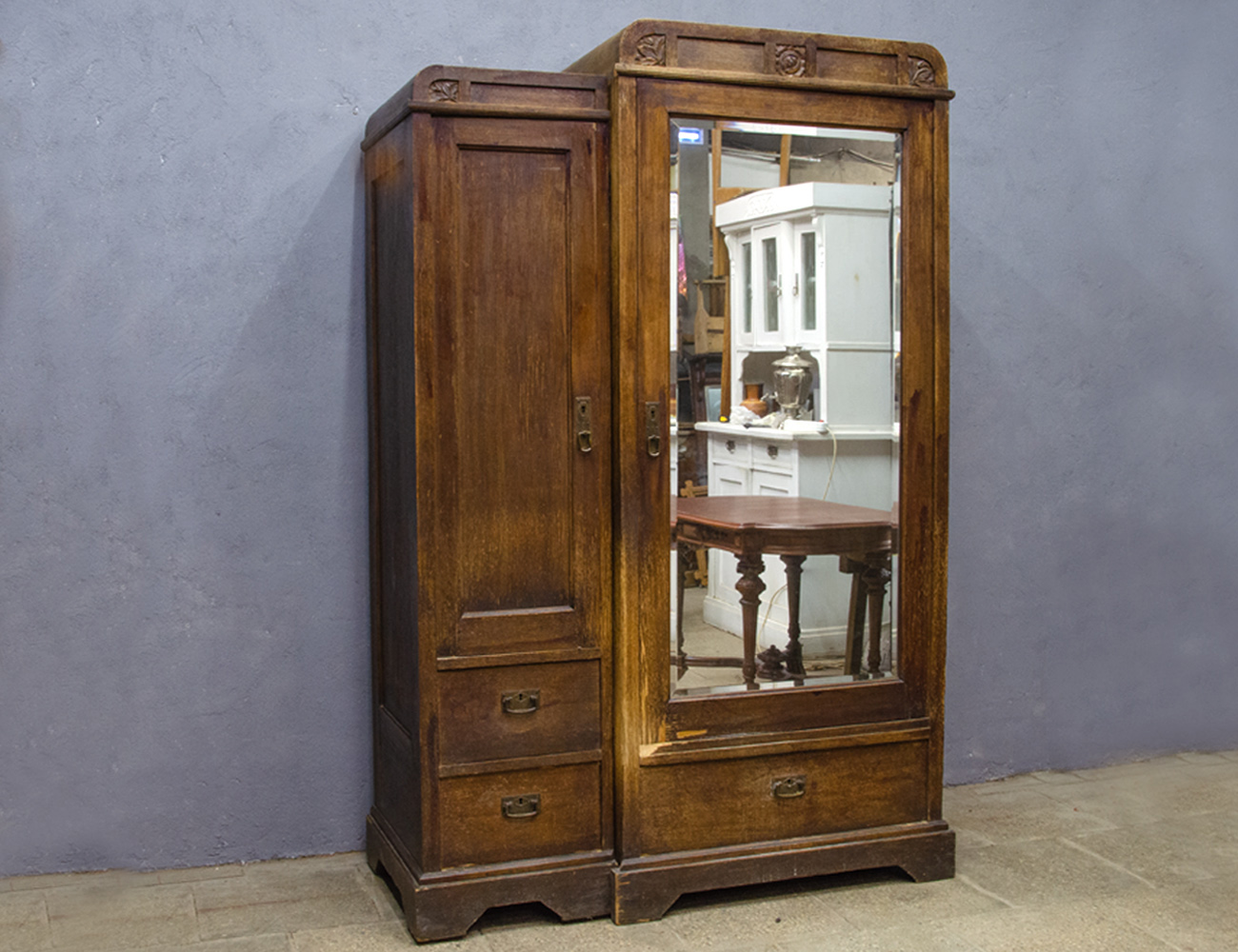 Антикварный платяной шкаф в стиле модерн