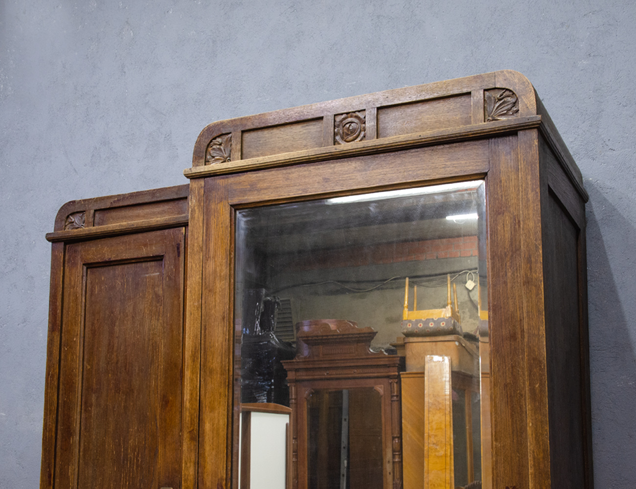 Антикварный платяной шкаф в стиле модерн