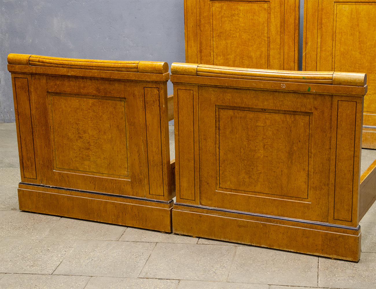 Парные кровати карельской берёзы