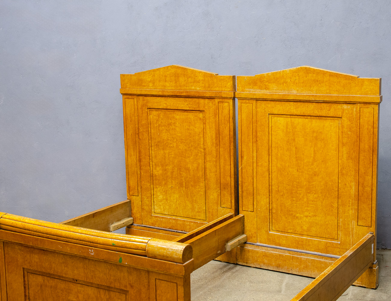 Парные кровати карельской берёзы