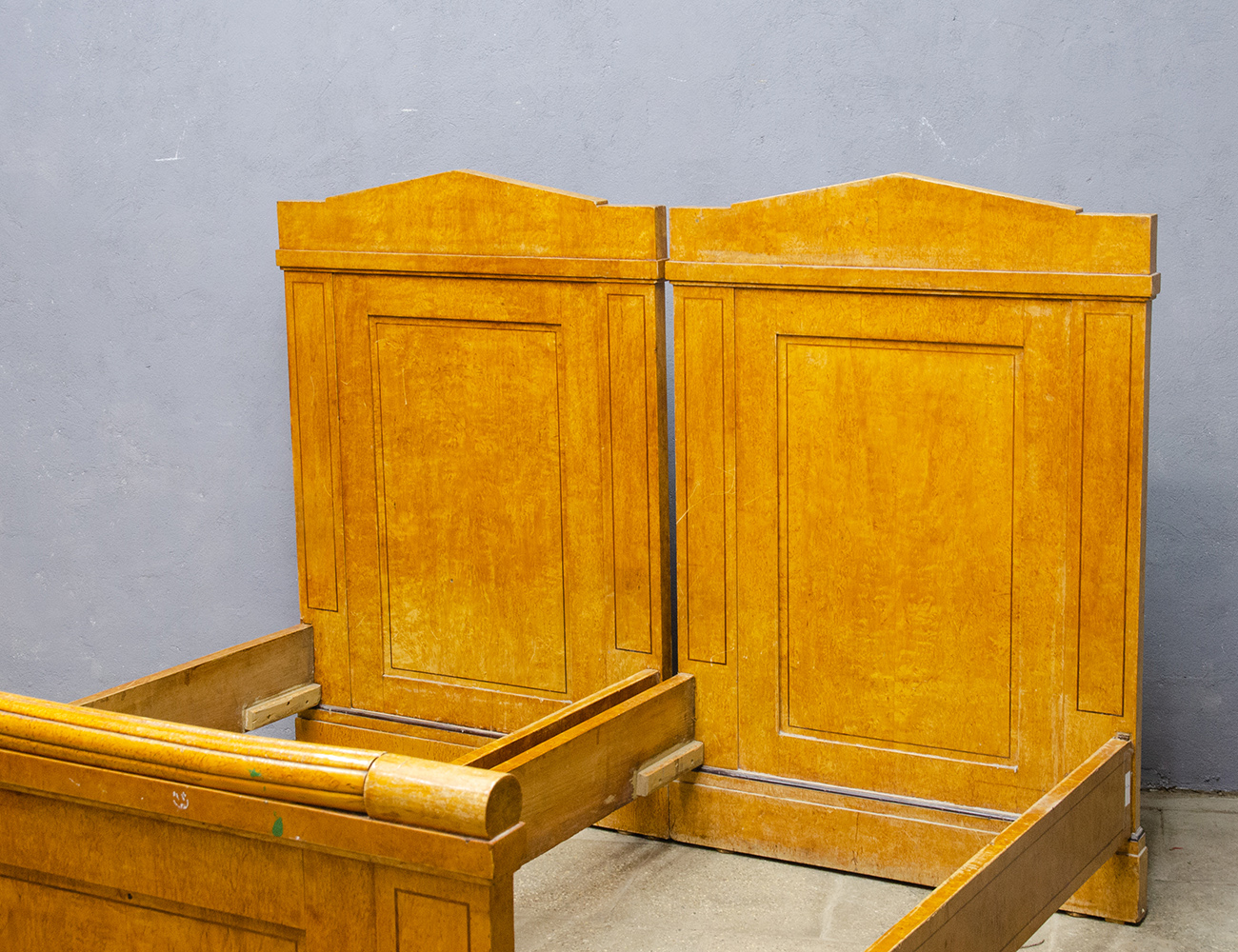 Парные кровати карельской берёзы