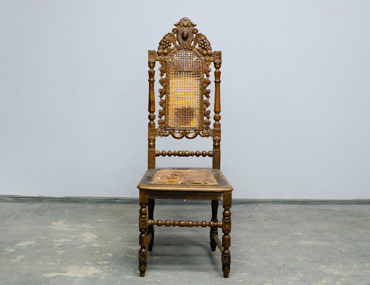 Дубовый резной стул 19 века