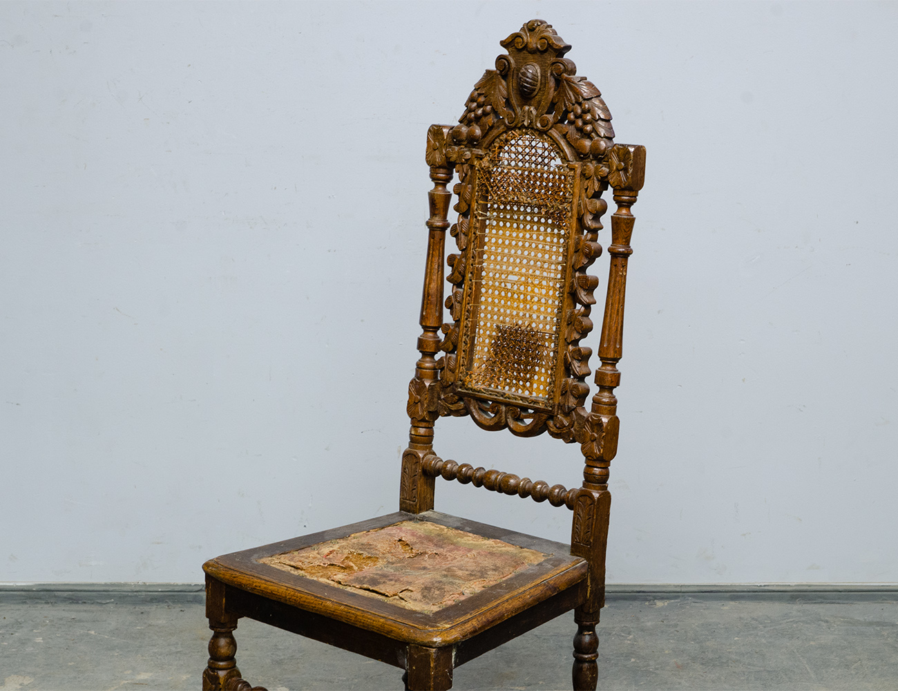 Дубовый резной стул 19 века