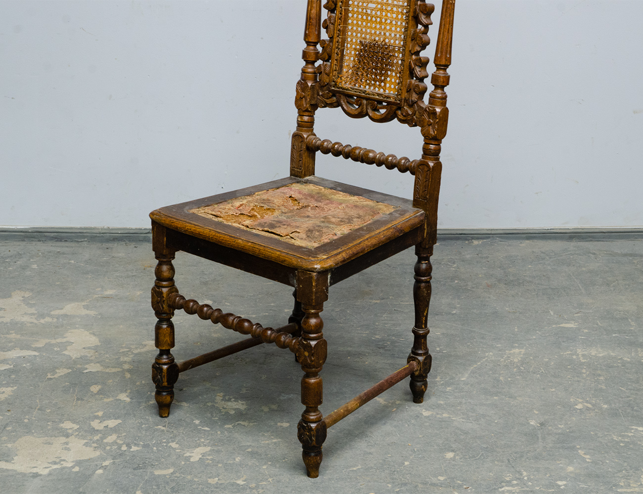 Дубовый резной стул 19 века
