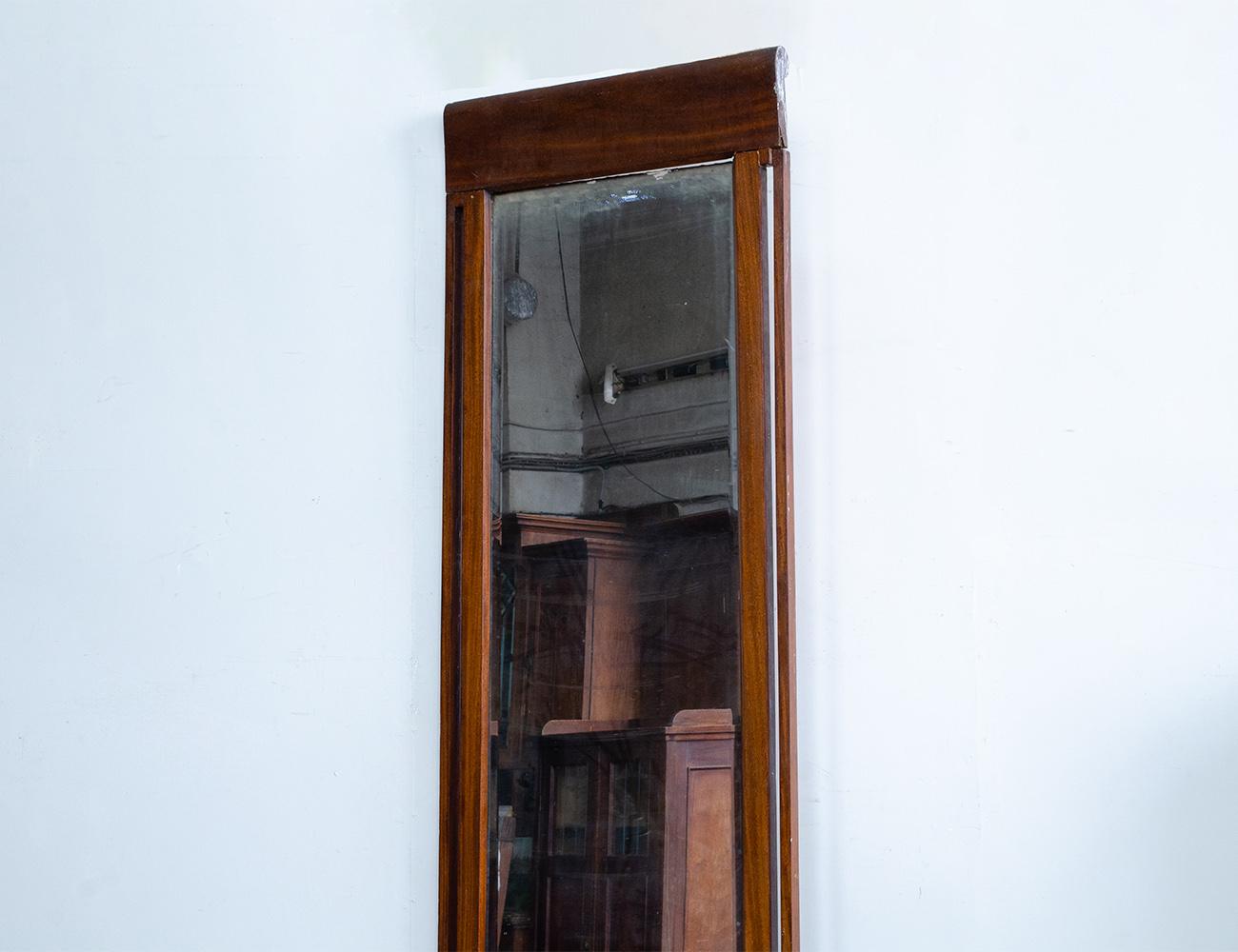 Старинное простеночное зеркало красного дерева