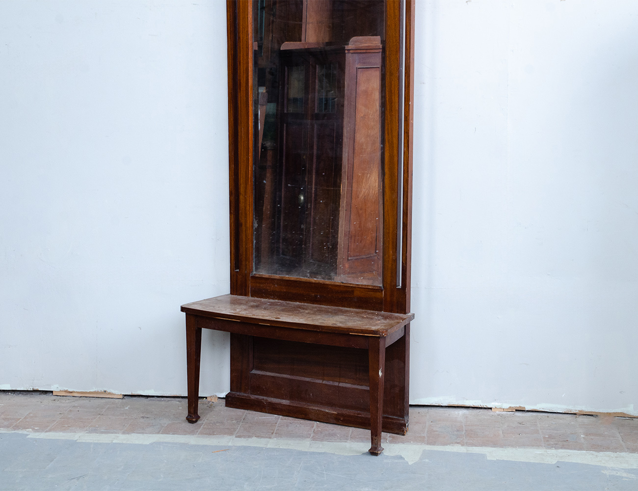 Старинное простеночное зеркало красного дерева