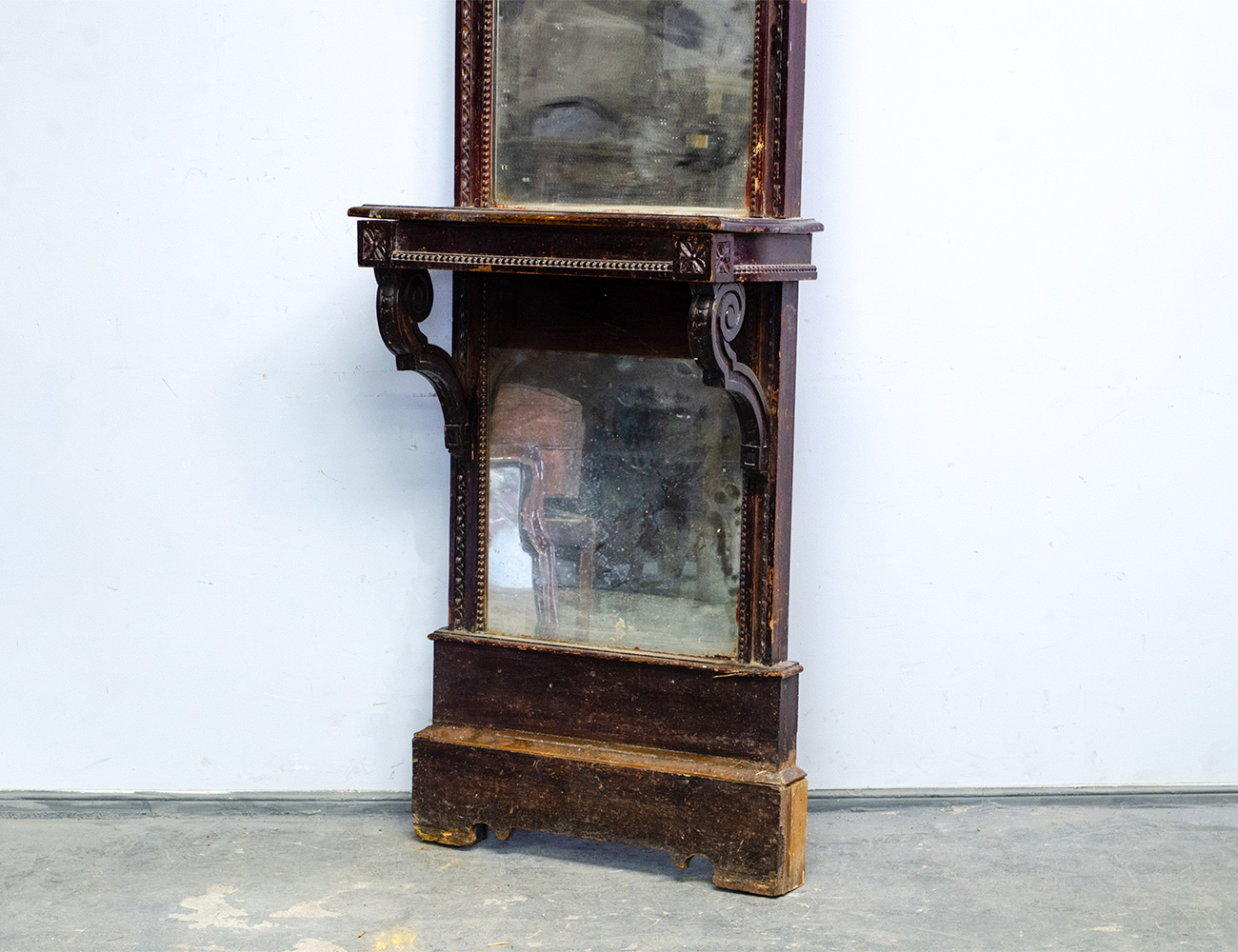 Антикварное простеночное зеркало 19 века