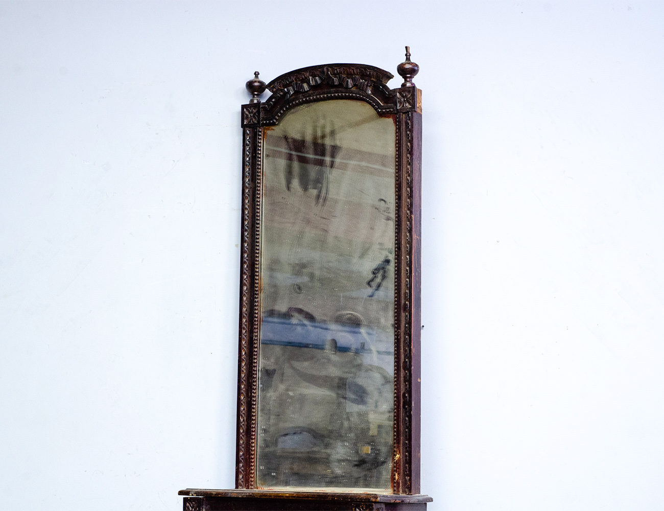 Антикварное простеночное зеркало 19 века