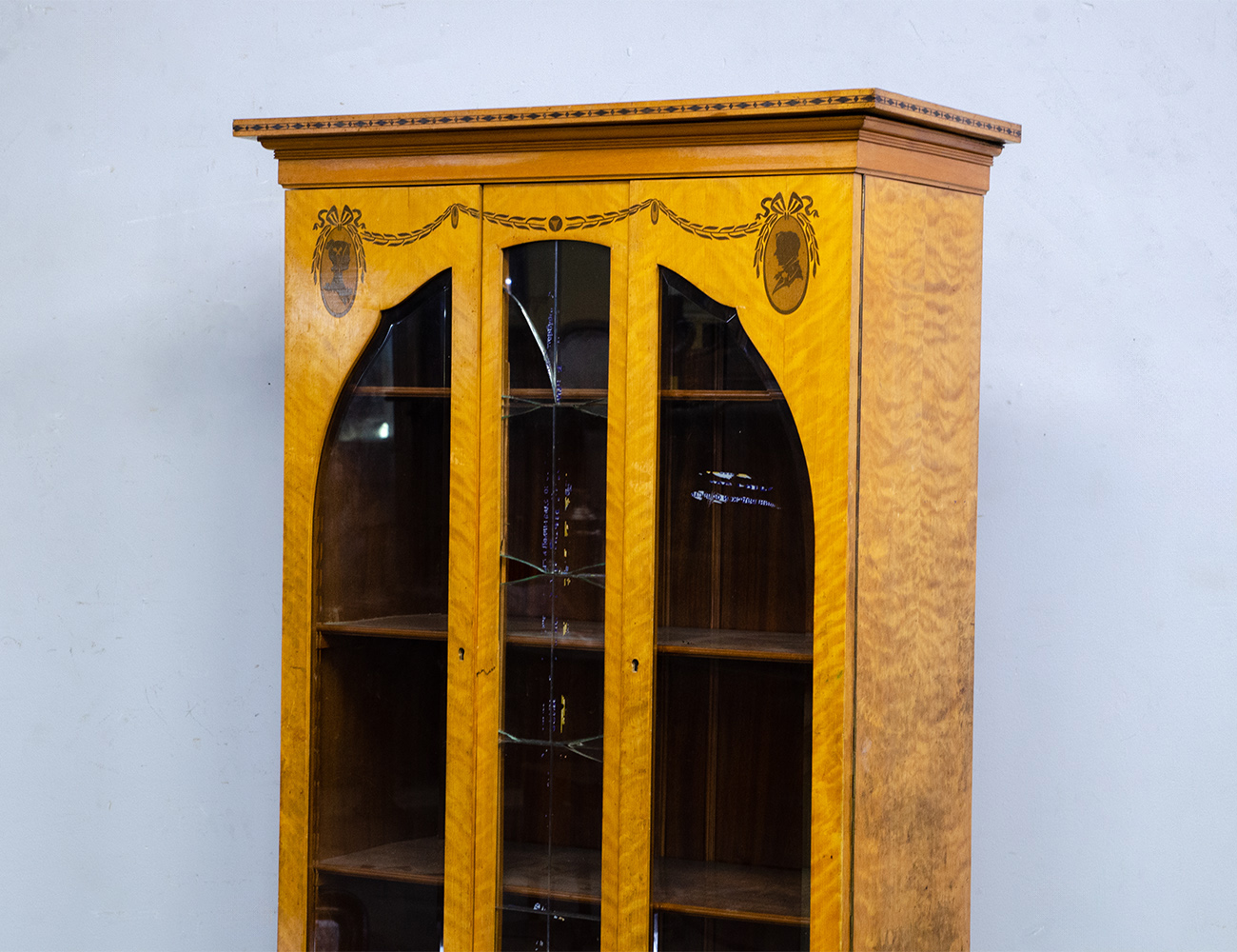 Старинная витрина с маркетри