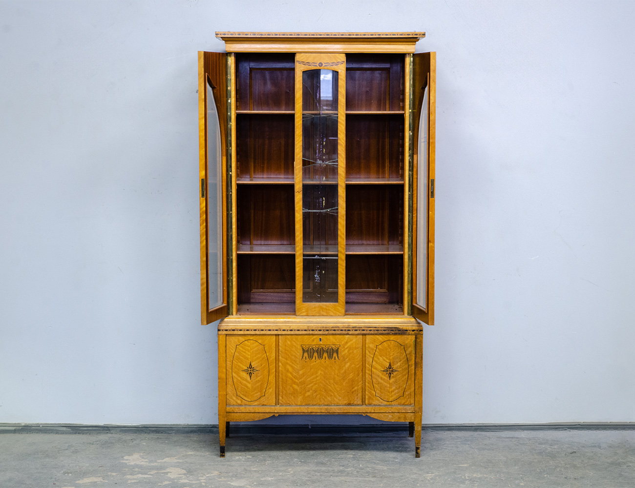 Старинная витрина с маркетри