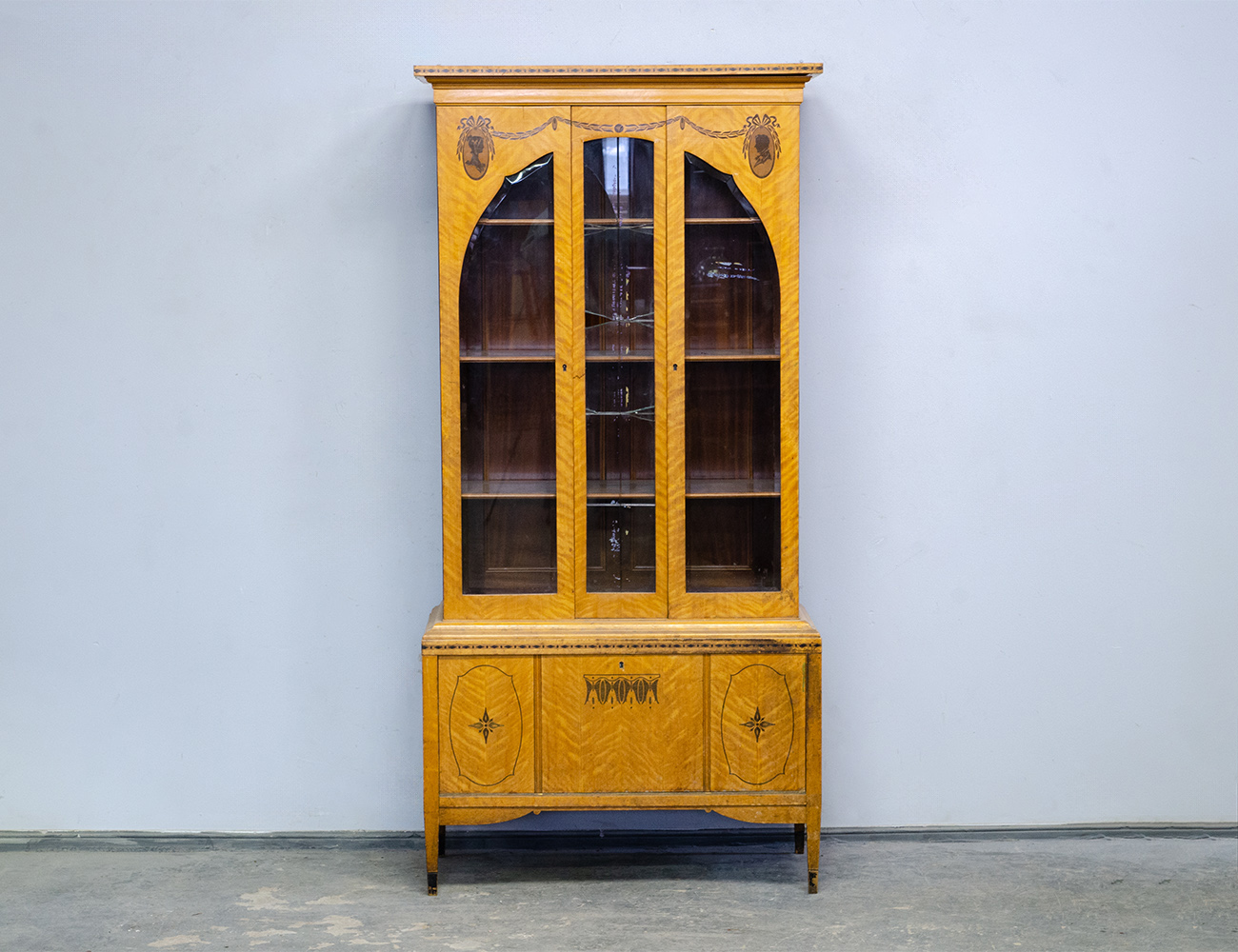 Старинная витрина с маркетри