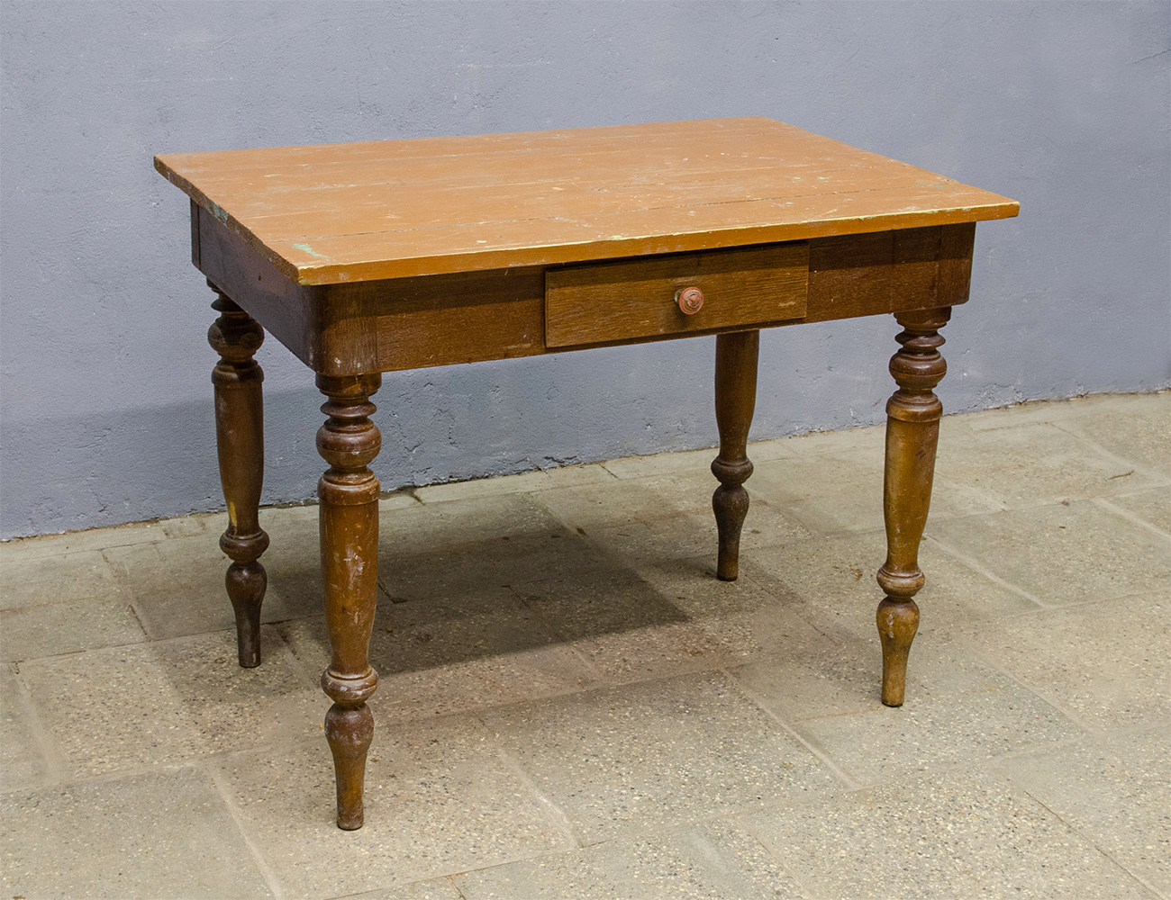 Старинный деревенский стол с ящиком