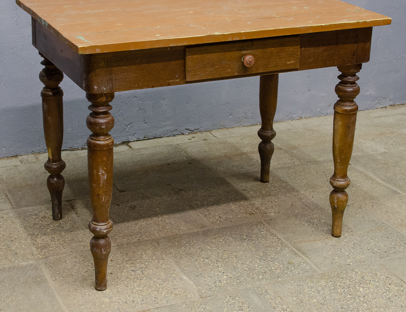 Старинный деревенский стол с ящиком