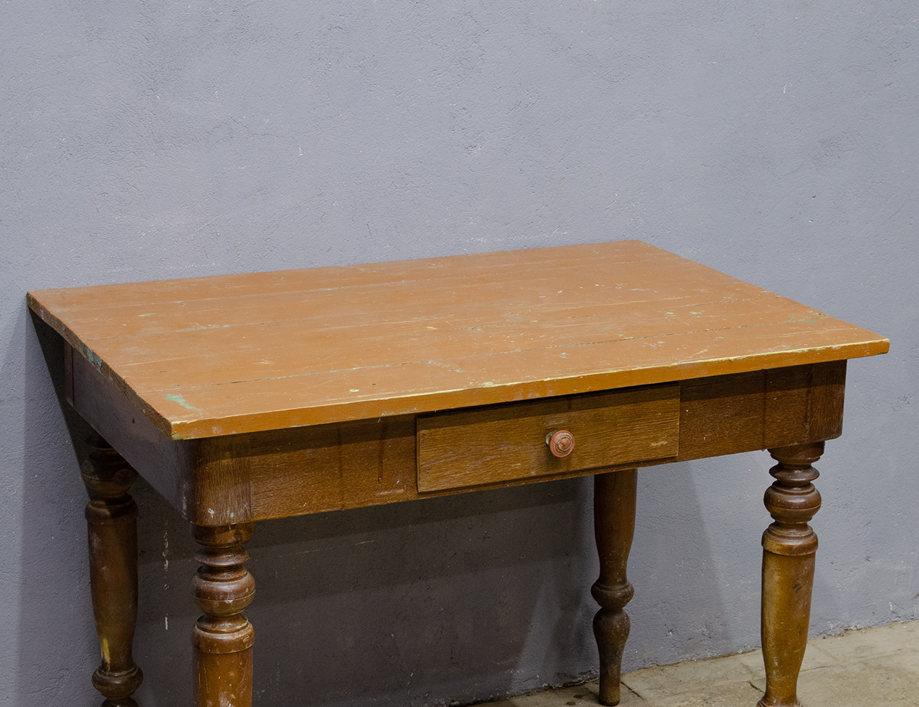 Старинный деревенский стол с ящиком