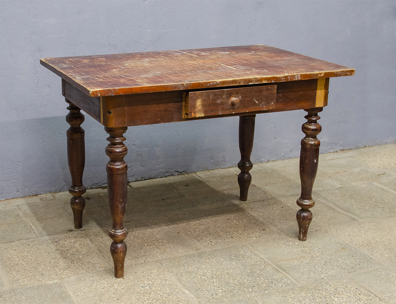 Старинный деревенский стол с ящиком