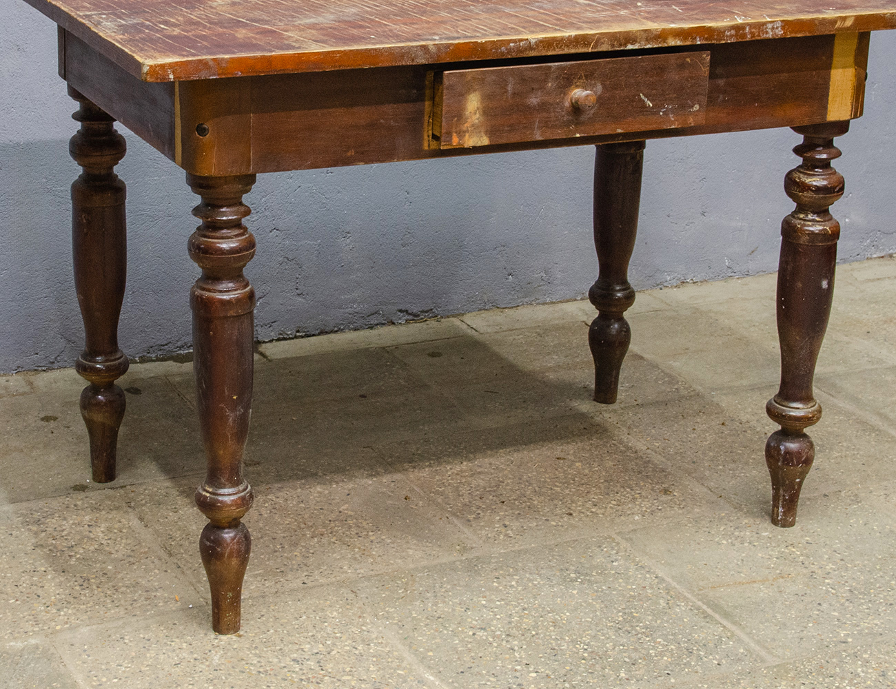 Старинный деревенский стол с ящиком