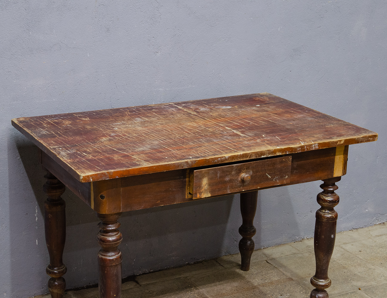 Старинный деревенский стол с ящиком