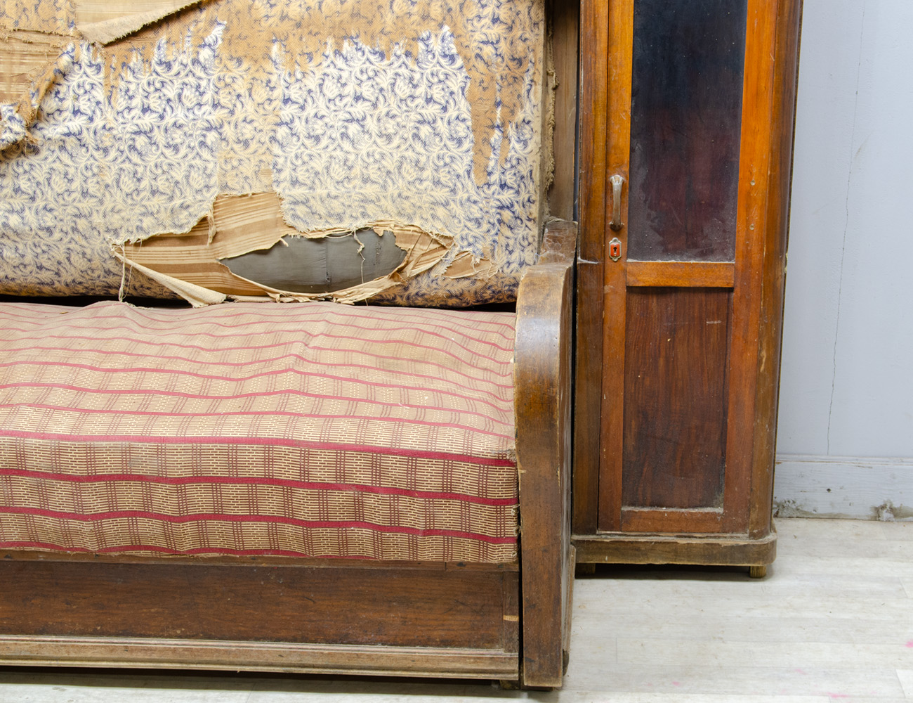 Старинный кабинетный диван