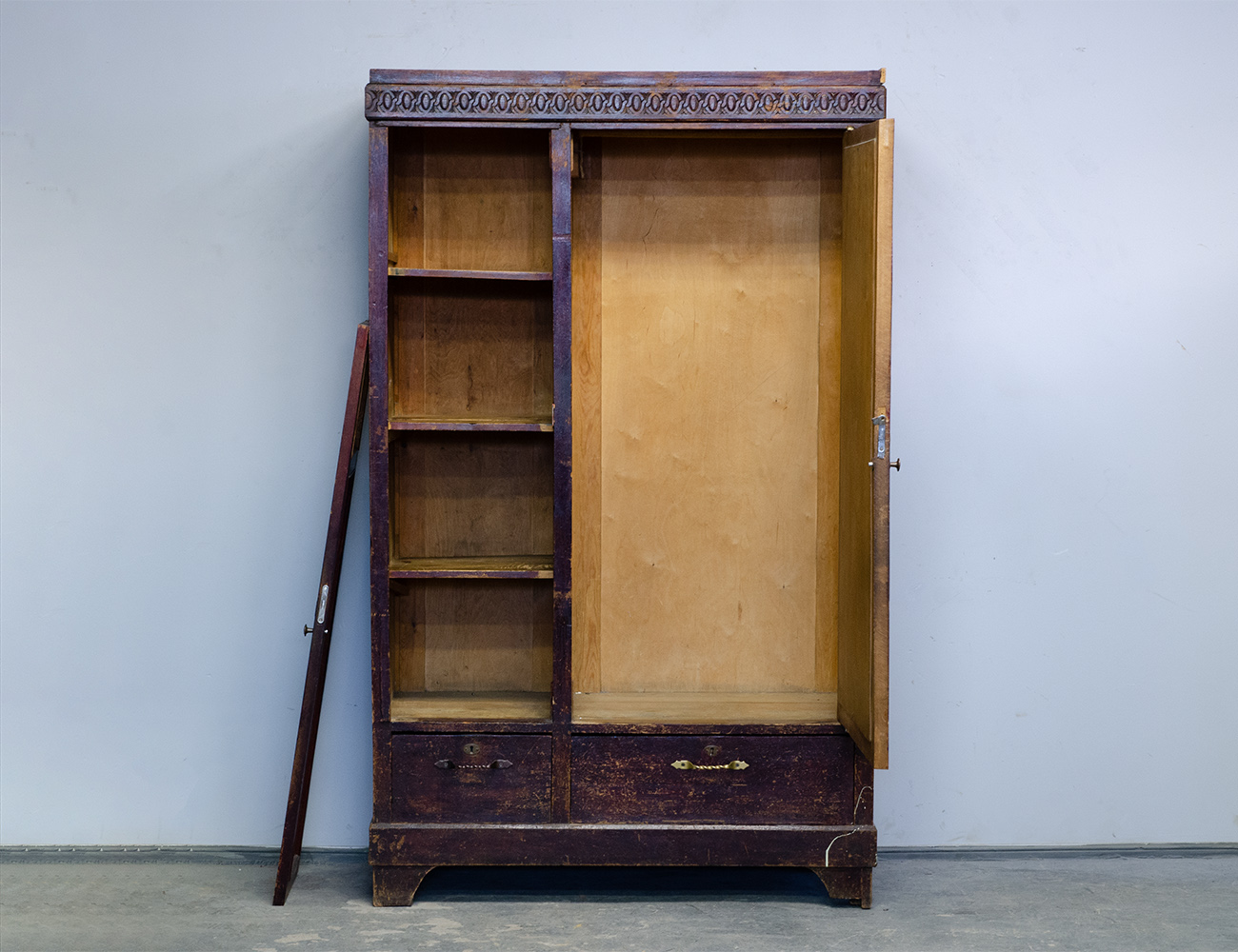 Старинный платяной шкаф