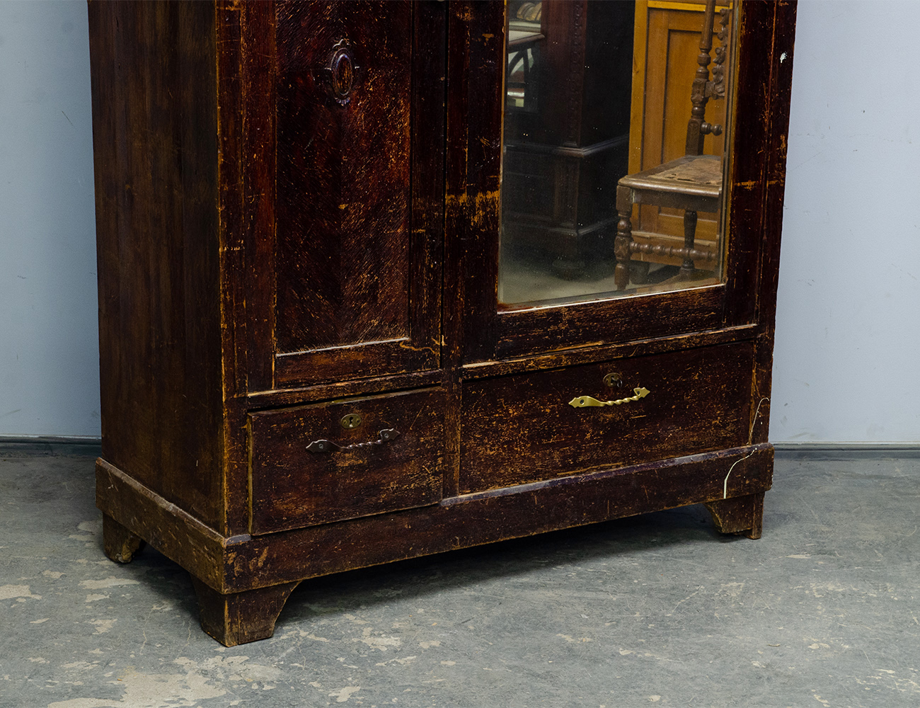 Старинный платяной шкаф