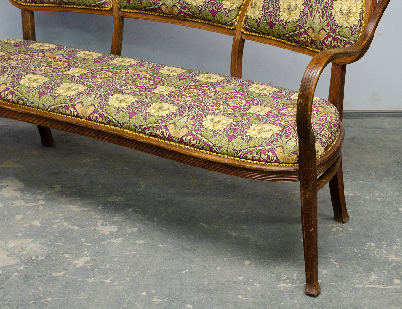 Салонный диван №13, Тонет