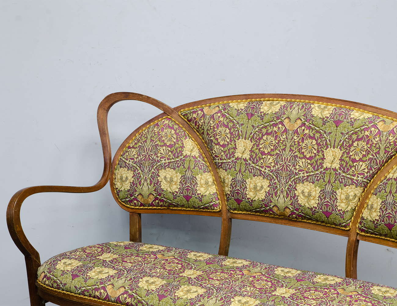 Салонный диван №13, Тонет