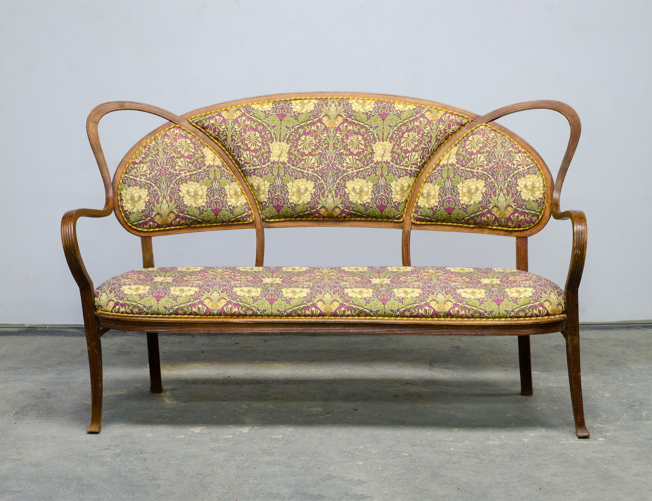 Салонный диван №13, Тонет