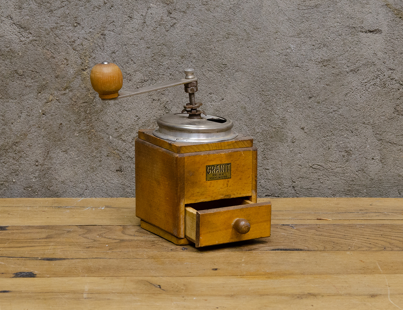 Винтажная ручная кофемолка Oranit