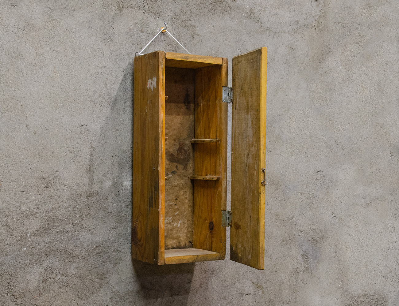 Старинная резная аптечка Будьте здоровы