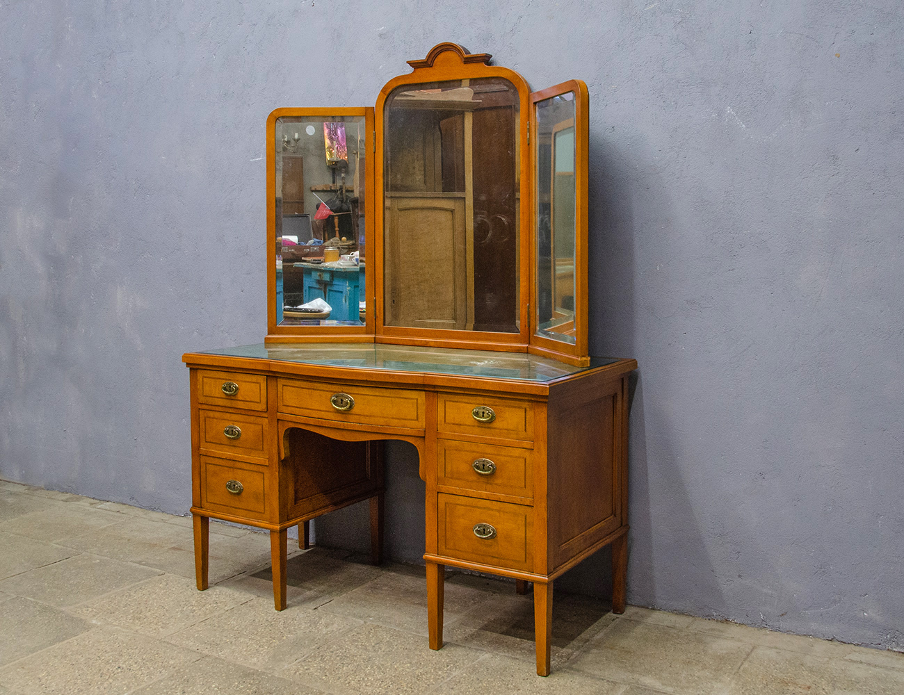 Антикварная туалетный стол в стиле модерн