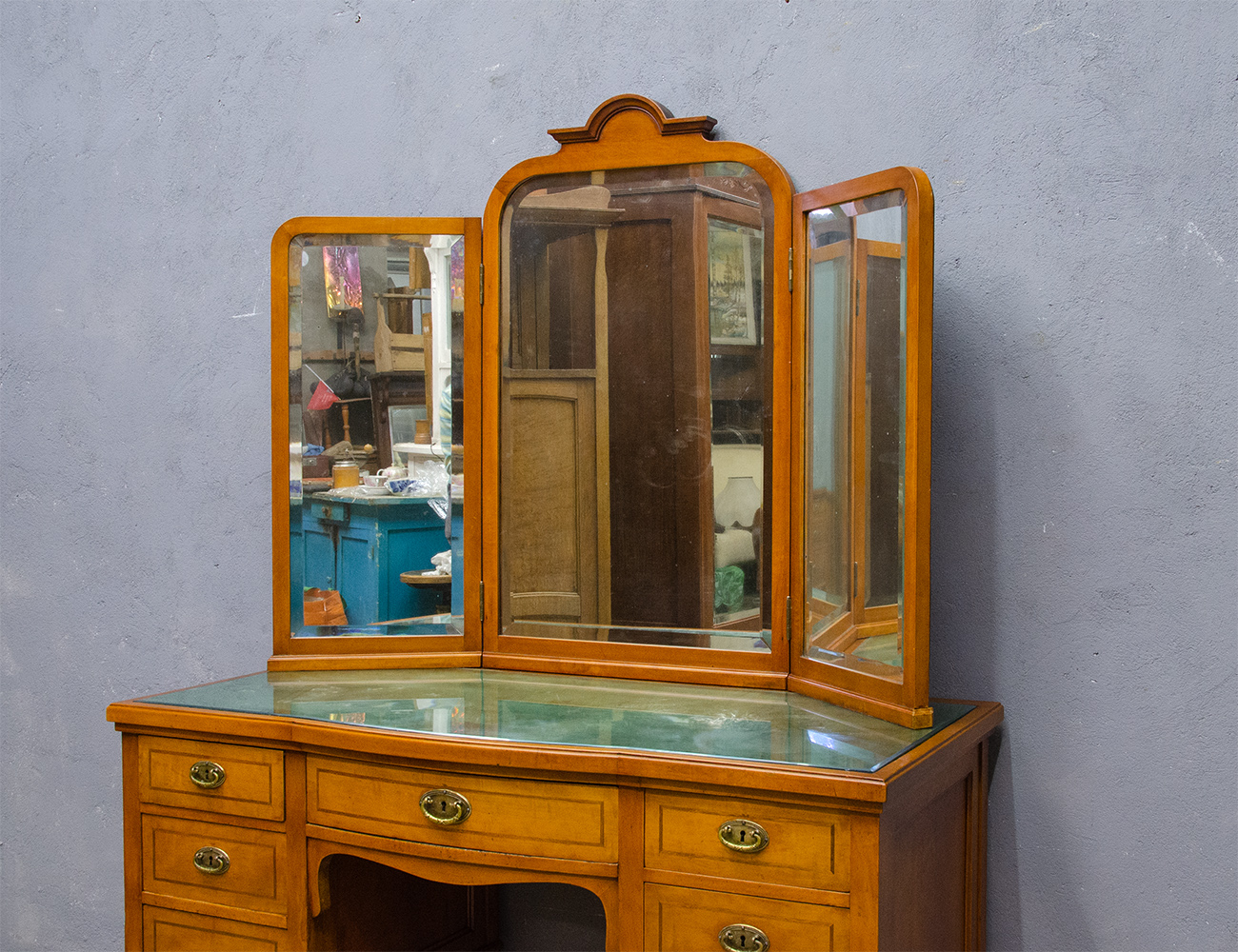 Антикварная туалетный стол в стиле модерн